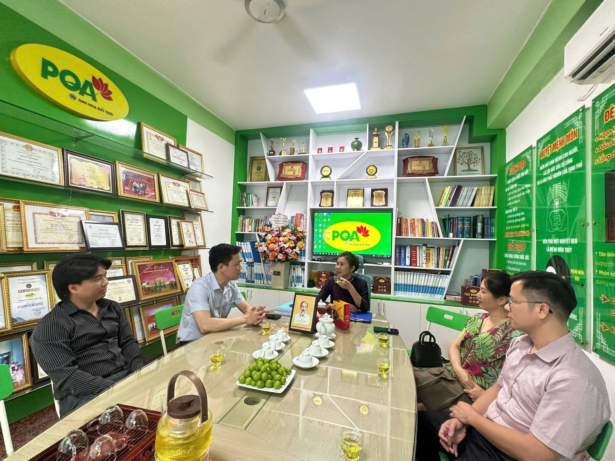 Khách thưởng trà tại Vũ Gia Đường